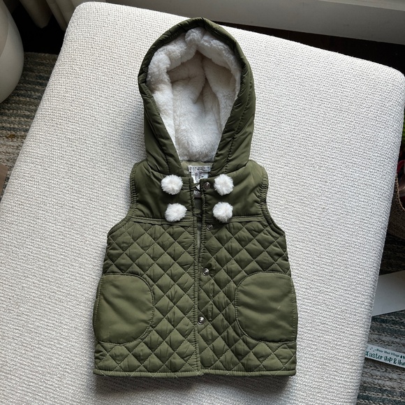 18M Green Vest - Picture 1 of 3